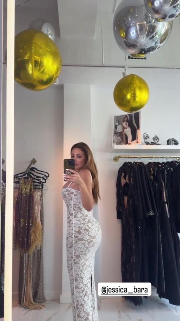 徐娘半老！皮蓬前妻穿吊帶裙自拍，這身材也太炸裂了！