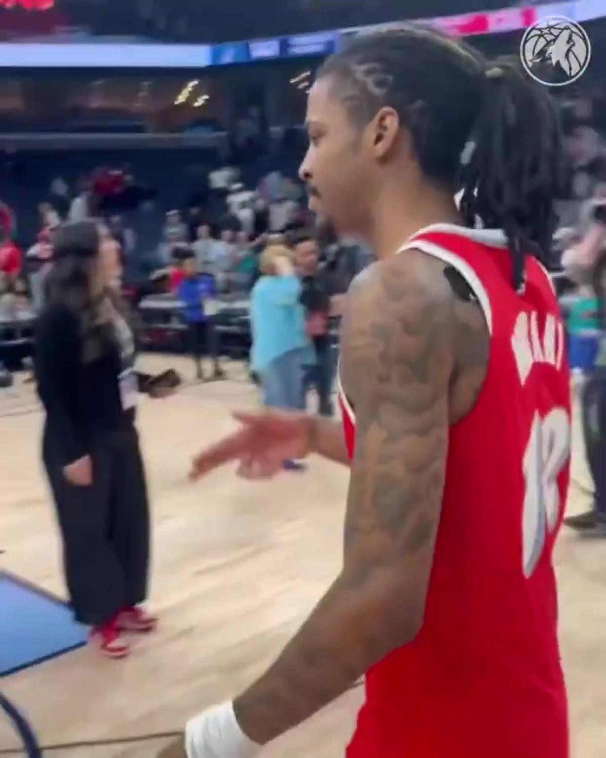 笑死！莫蘭特賽后與華子握手，竟然也是比出“手槍”的手勢