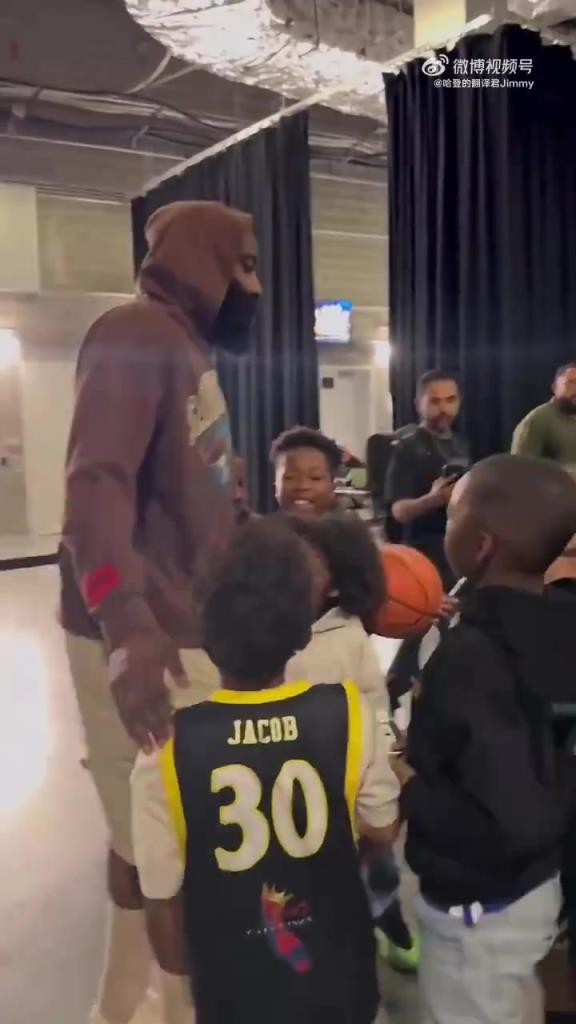 哈登賽后對小朋友：聽你們家長的話，總有一天你們也會打進NBA