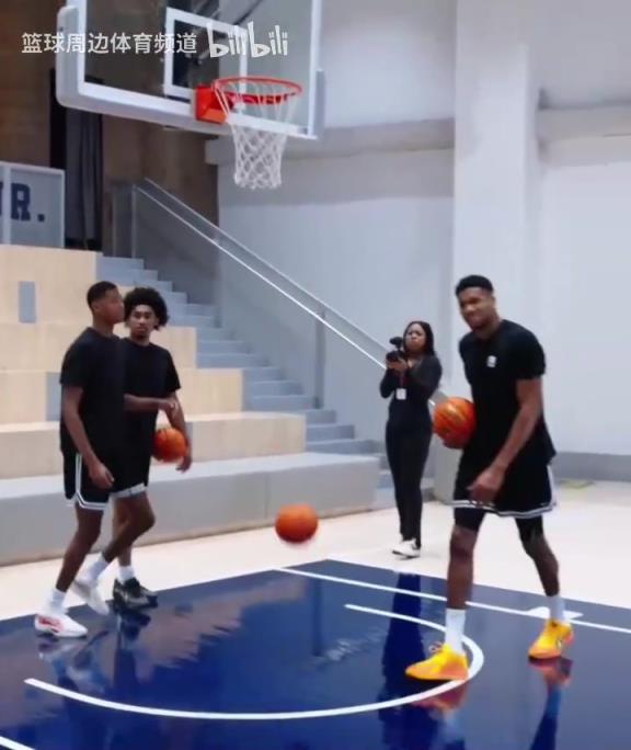 別人能學(xué)得來嗎？名場面：字母哥指導(dǎo)小球員籃下腳步！