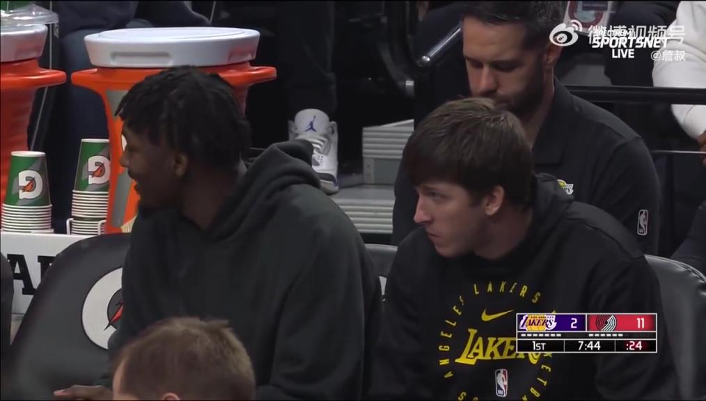 鎖定西部第三愜意得很！里夫斯輪休在板凳席上吃東西被抓拍到了