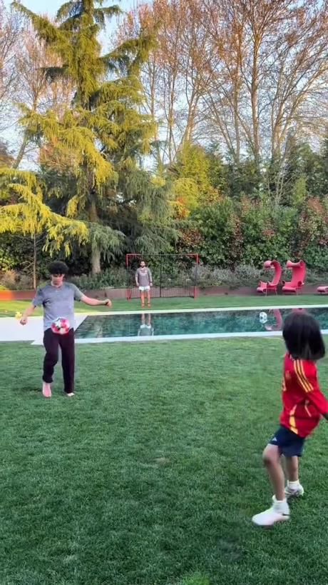 馬塞洛和兒子隔水相傳！大兒子腳法有點東西的！