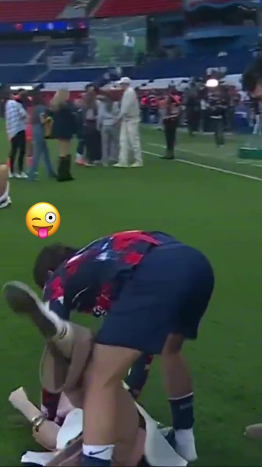 玩這么花??？內(nèi)維斯在家人面前把自己女友按倒在地