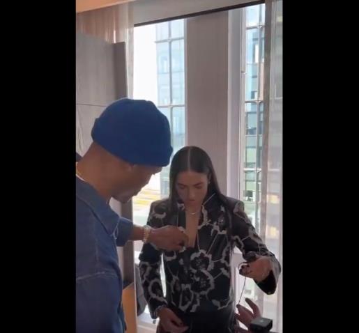 威嫂看到要打人的！威少上手幫WNBA妹子整理胸前的衣服