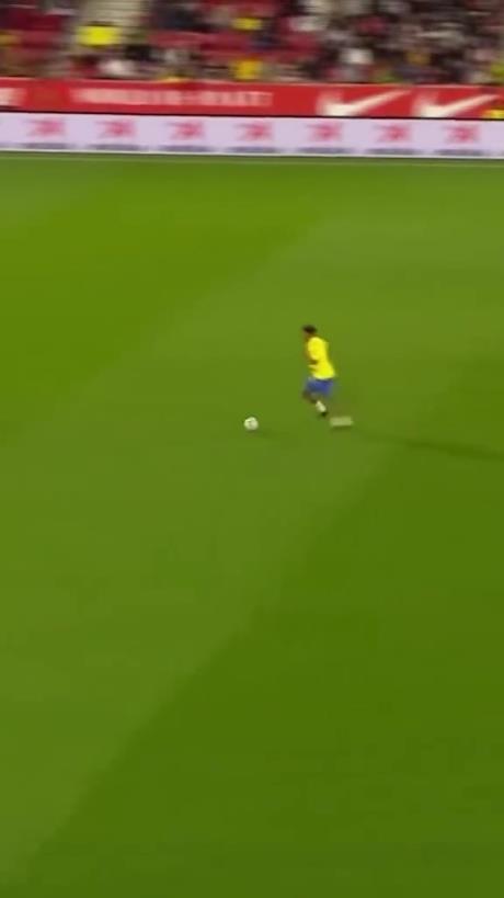 45歲還開掛！小羅再現(xiàn)牛尾巴過人，微笑單挑門將輕松打進