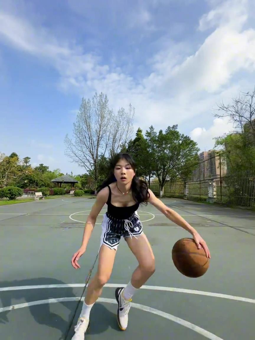 看著有點實力，敢背打我不？